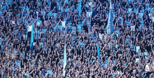 雷火电竞下载-球迷狂欢庆祝本队胜利，气氛热烈