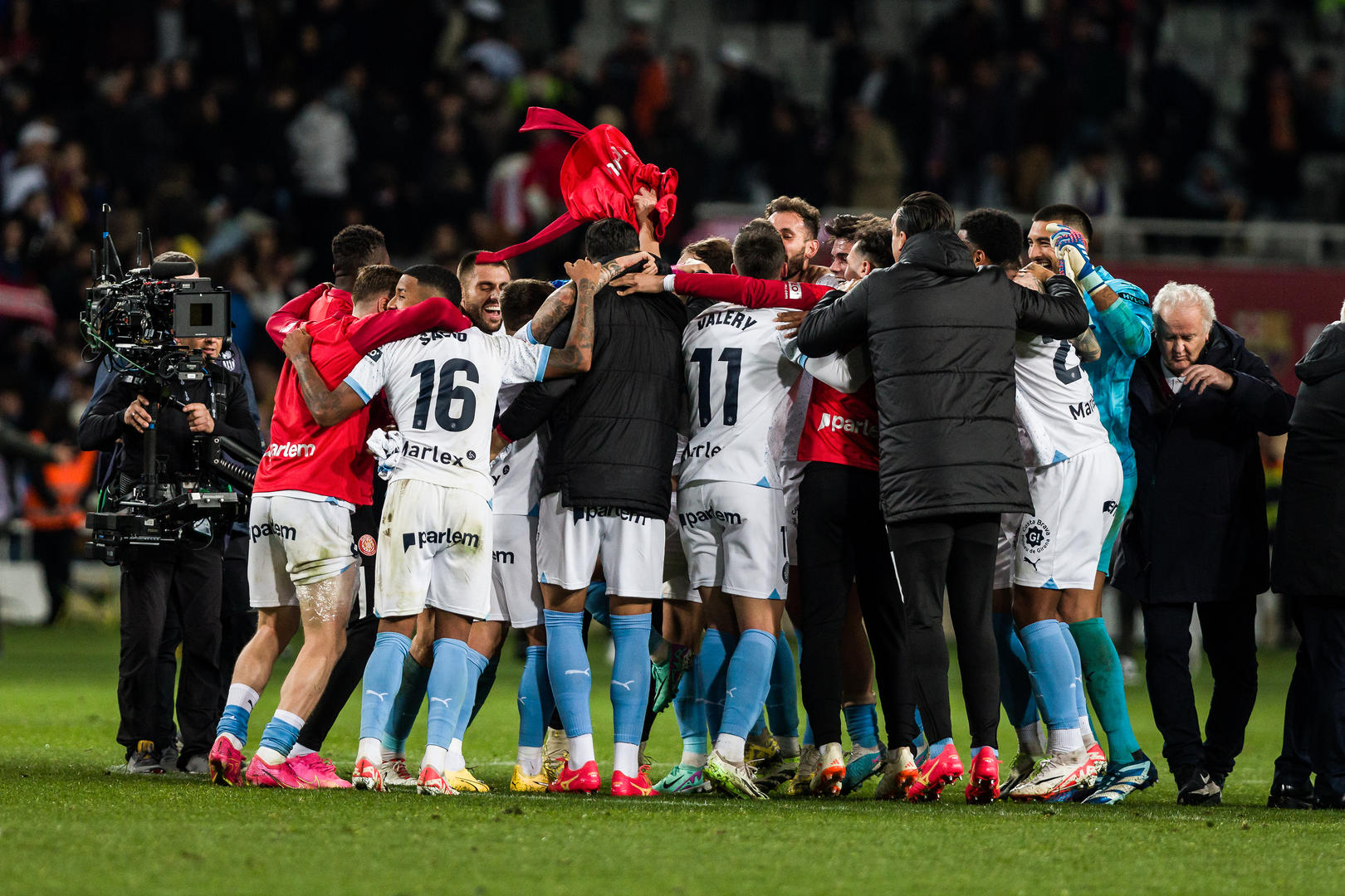 球迷狂欢庆祝本队胜利,气氛热烈 球迷狂欢庆祝本队胜利,气氛热烈