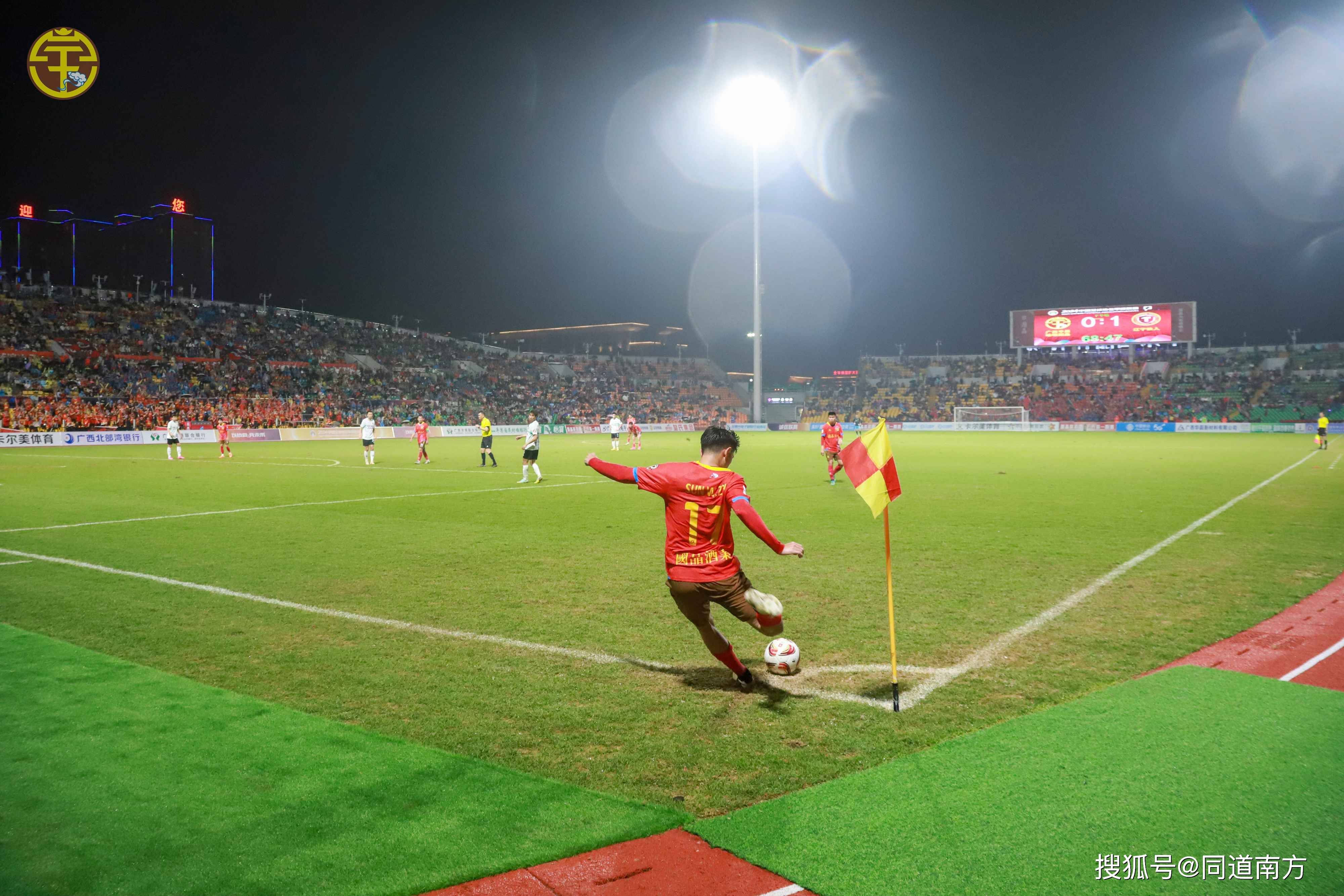 雷火电竞网站-足球比赛现场球员飒爽英姿，球迷感受到赛场魅力的简单介绍
