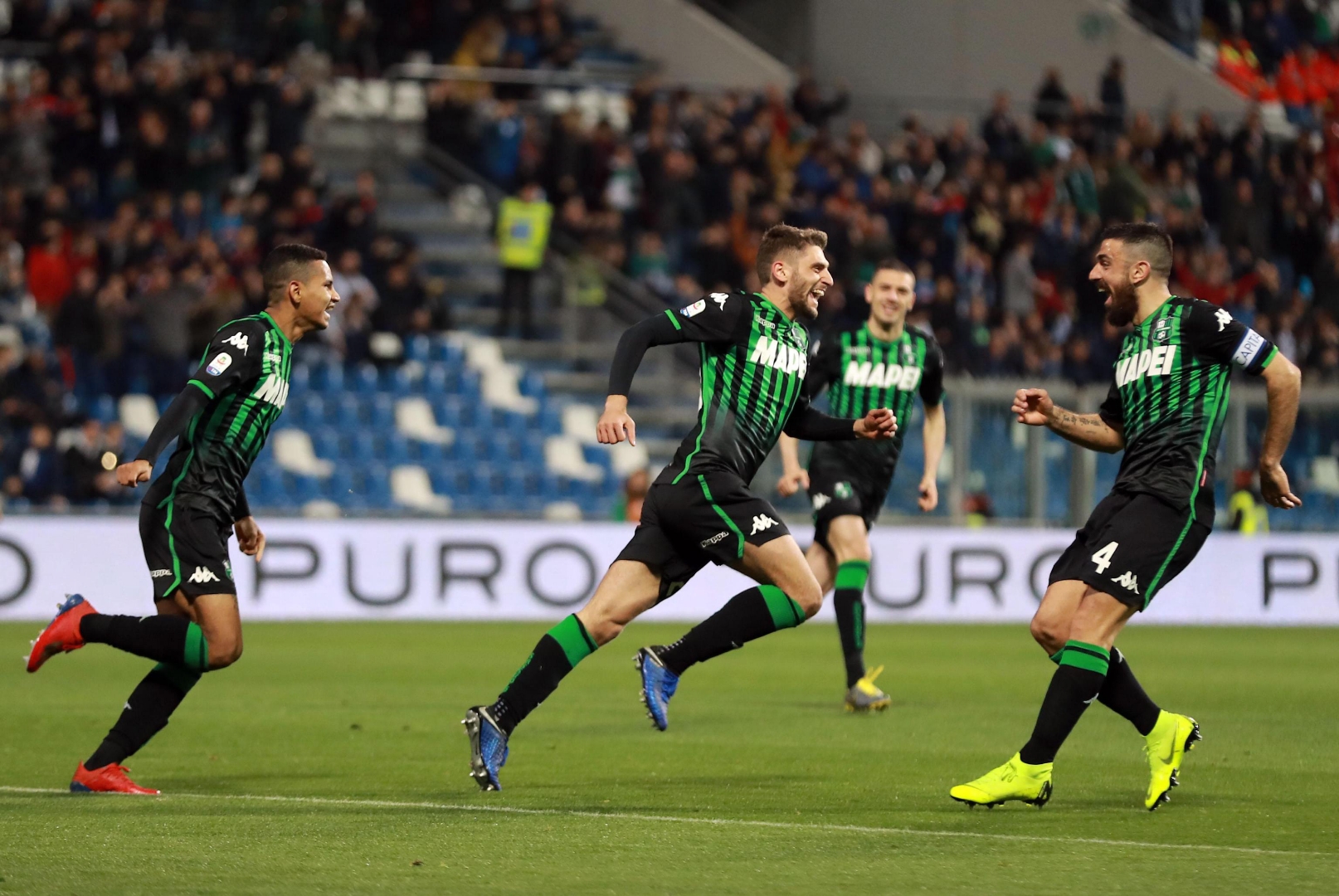 雷火电竞网站-意大利足球联赛在冠军争夺中呈现悬念