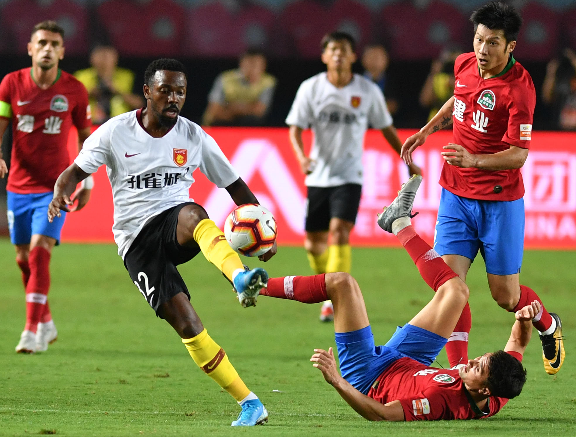 雷火电竞简介-关于本土职业足球联赛精彩瞬间抢眼的信息