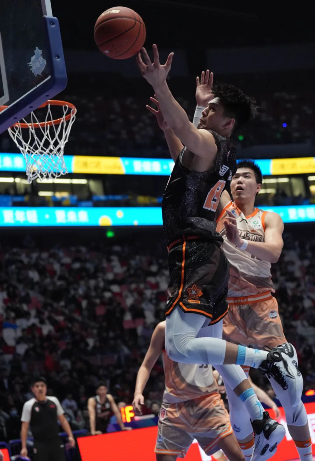 雷火电竞合作-篮球赛场上的精彩表现令人惊叹和欣喜的简单介绍