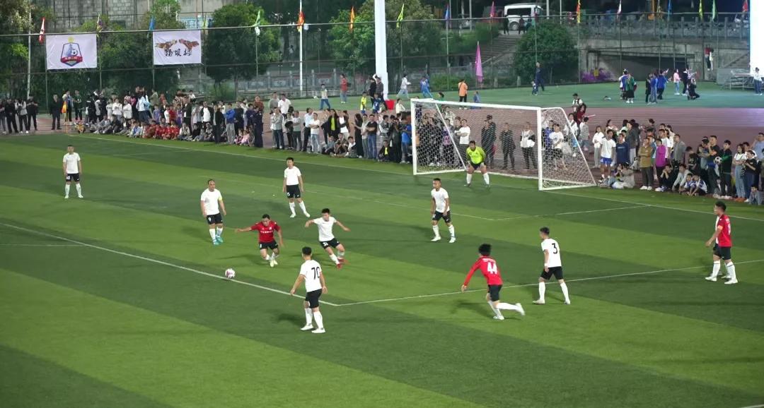 足球赛场上的战术对决,引人入胜 足球赛场上的战术对决,引人入胜