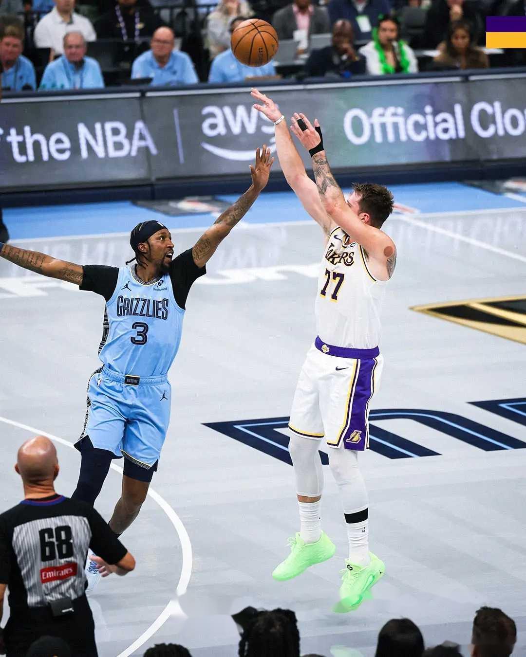 雷火电竞亚洲先驱-湖人翻盘灰熊，易建联点燃赛场