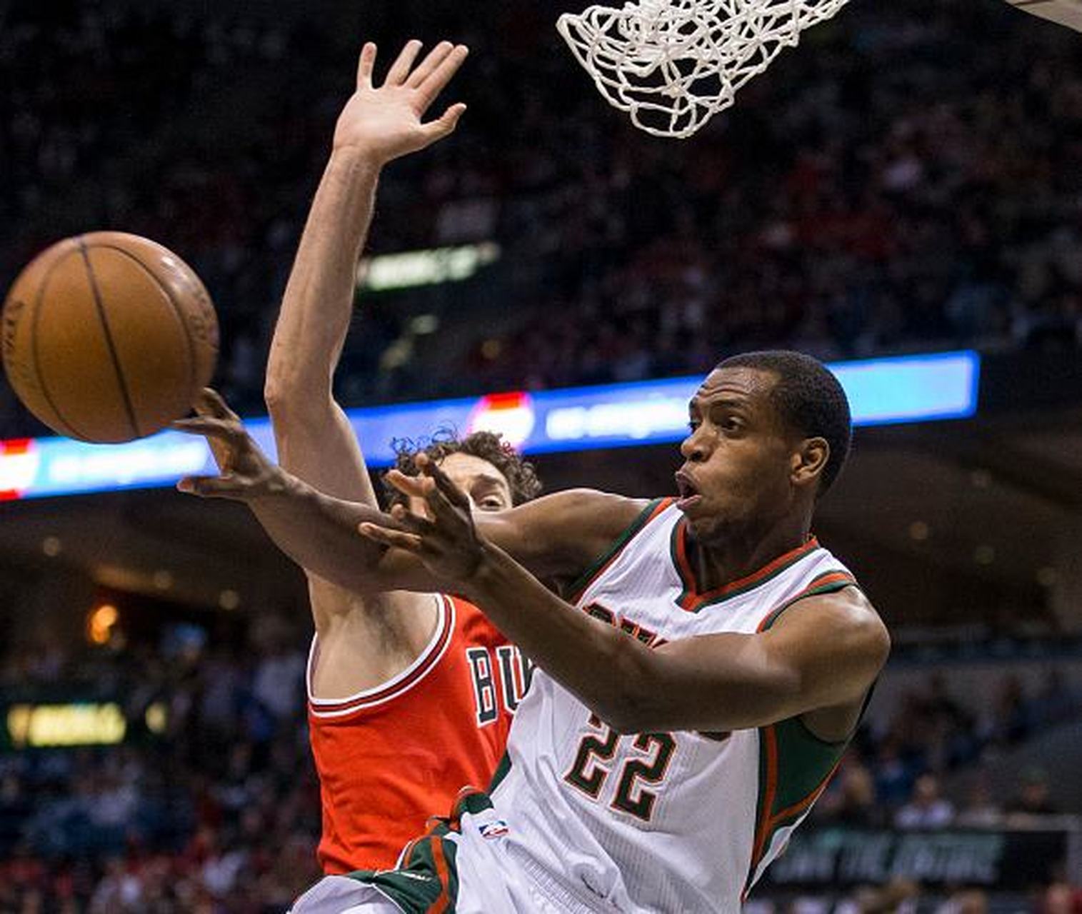 雷火电竞亚洲先驱-雄鹿队客场擒下活塞，米德尔顿在比赛中得分力量充足助球队胜出