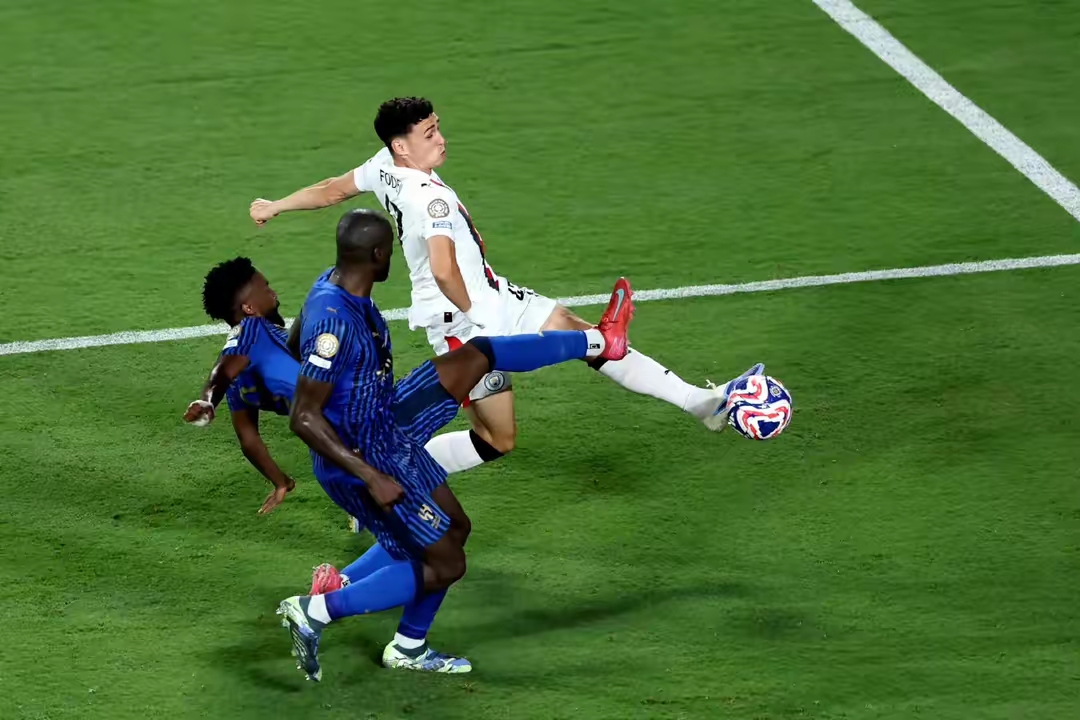 哥伦比亚逆转曼城，阿尔瓦雷斯关键制胜