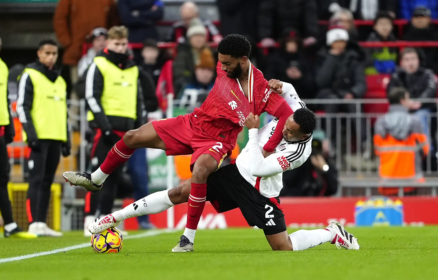 雷火电竞亚洲先驱-利物浦主力球员秀绝技，带队取胜再次登顶